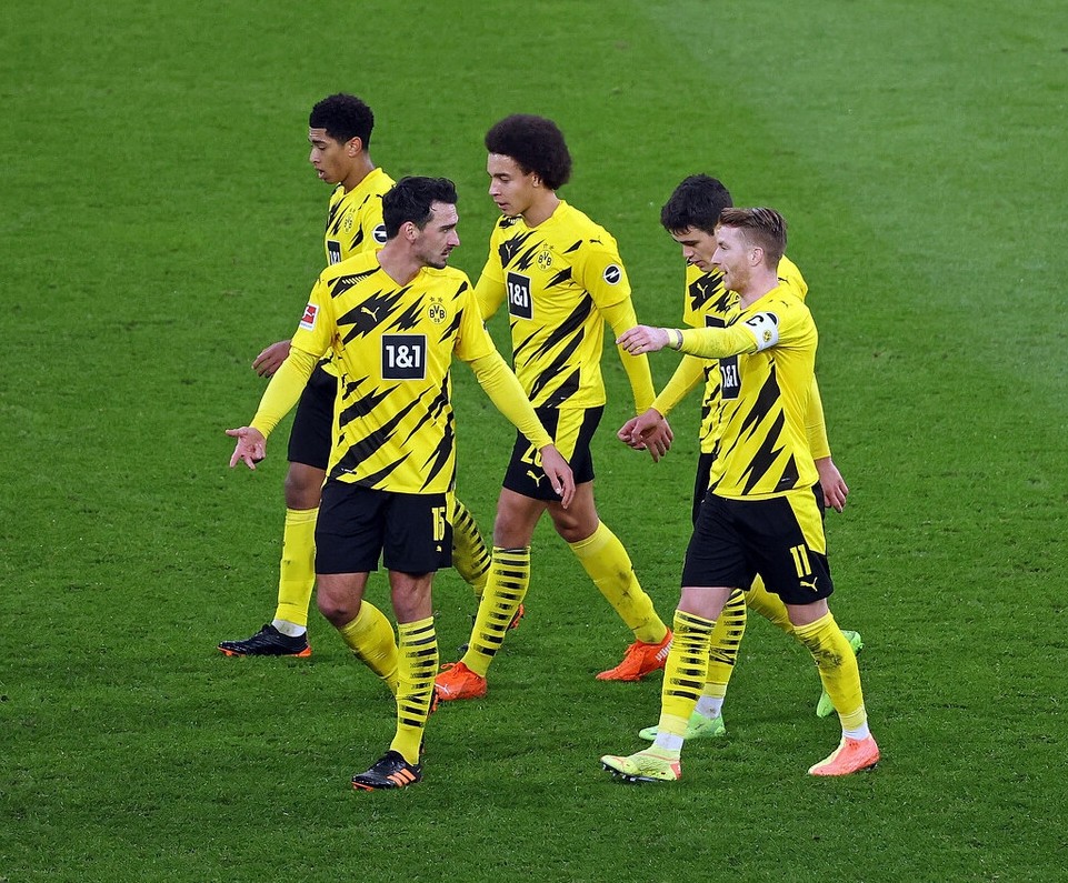 Yiwan28-深圳男篮训练开放日，加时末段官宣签约引欢呼，德甲在即，临场指挥获称赞(训练营在哪里)