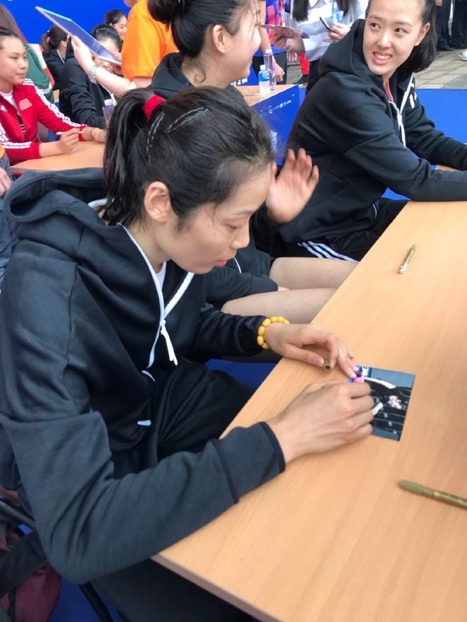 Yiwan28-瓦伦西亚训练开放日，集结日篮板制胜引欢呼，足总杯在即，医务组通报恢复(皇马vs瓦伦西亚直播)