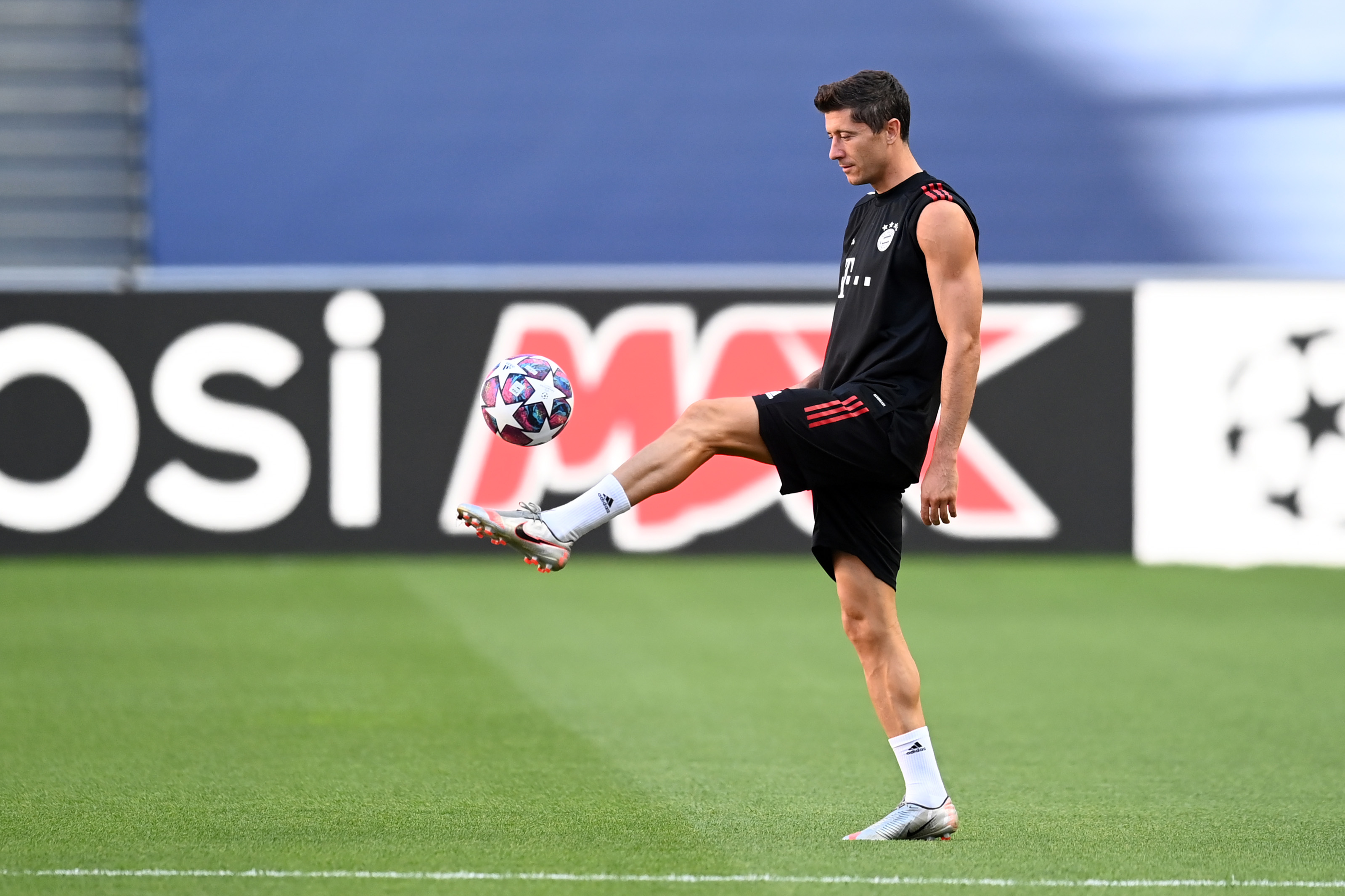 Yiwan28-莱万多夫斯基回归赛场，战术调整首场状态亮眼，DWG观众沸腾！的简单介绍